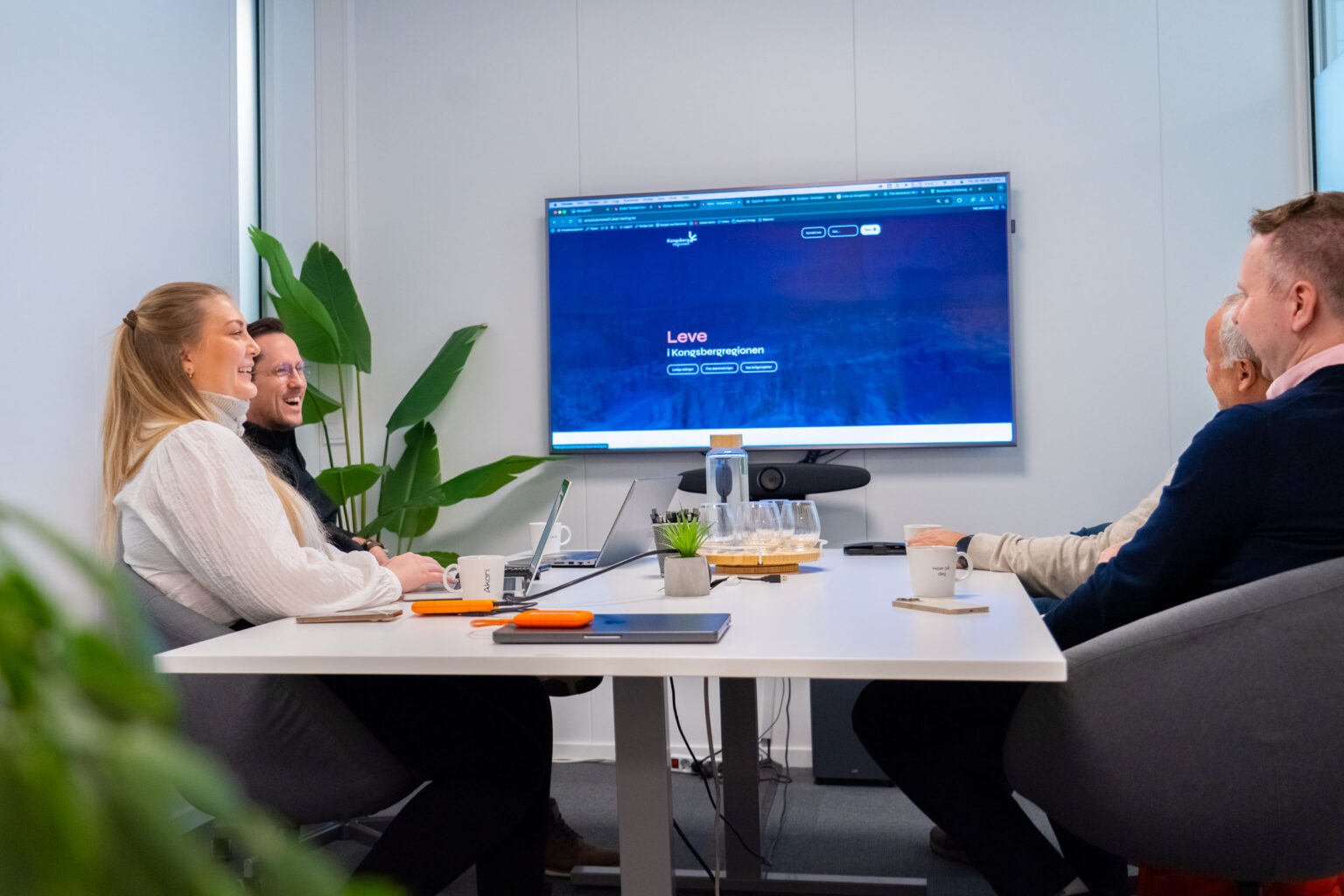 Designer hos Akari i samtale med kunde